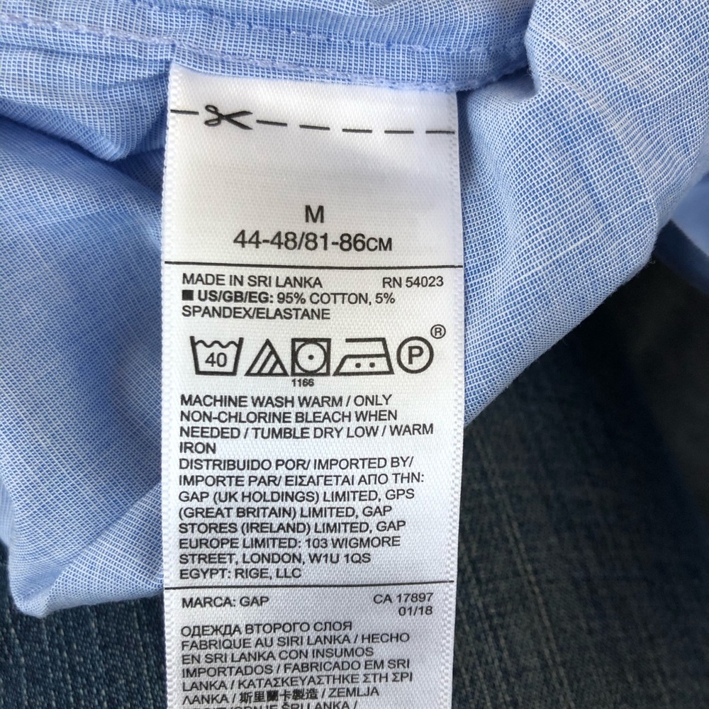 Gap Light Blue Button Down Size Medium - image 3